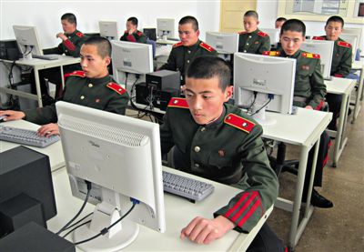 2013年4月18日，朝鮮平壤，士兵學(xué)習(xí)使用電腦。