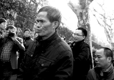 被告人林森浩的父親林尊耀準(zhǔn)備進(jìn)入法院。