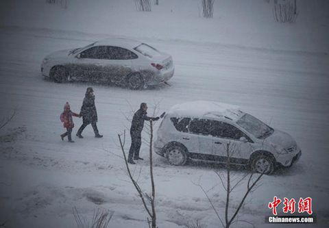 12月8日，經(jīng)過一夜降雪，烏魯木齊已是皚皚白雪一片。（圖片來源于中新網(wǎng)）