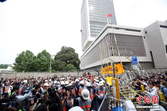 12月11日上午，香港非法“占領(lǐng)區(qū)”清除障礙物。