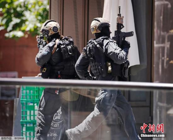 目前咖啡館已經(jīng)關(guān)閉，警方，包括全副武裝的特警隊(duì)已經(jīng)將咖啡館包圍。