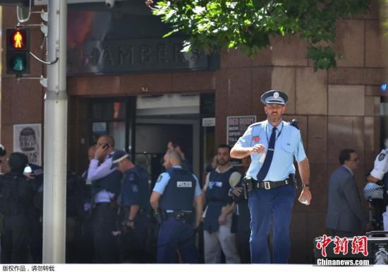 發(fā)生人質(zhì)劫持的咖啡屋位于馬丁廣場，是悉尼市最為繁忙的中央商業(yè)區(qū)。