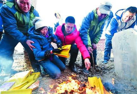 昨日，呼格吉勒圖的父母揣著無罪判決書的復(fù)印件來到兒子墳前祭奠?！?新華社