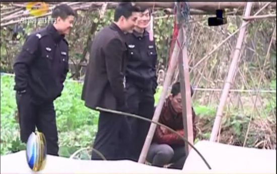 一個(gè)見習(xí)警官，一個(gè)二級(jí)警司，和一個(gè)便衣人員站在菜地里笑。