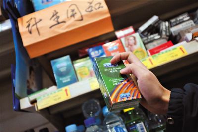 清苑路“世紀(jì)華聯(lián)超市清友園店”的貨架上，擺放著購自網(wǎng)店的“高仿”避孕套。