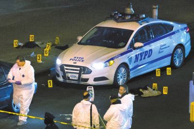 美國紐約兩名警察20日在巡邏車內(nèi)突遭槍擊身亡。紐約警察局長威廉·布拉頓說，槍手行兇后跑入附近一座地鐵站飲彈自盡，沒有跡象顯示這起血案與恐怖主義有關(guān)聯(lián)。