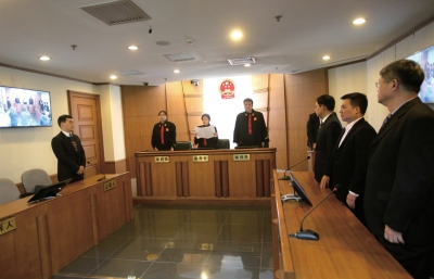 昨日，鄒恒甫及北大有關(guān)負(fù)責(zé)人并未到庭，圖為法官正在進(jìn)行宣判。