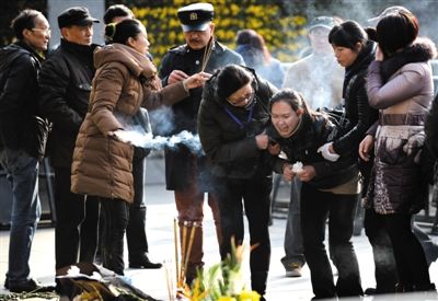 昨日，上海，外灘踩踏事件遇難者家屬來到事發(fā)地獻花祭奠。