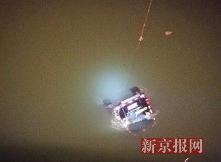運鈔車打撈現(xiàn)場。