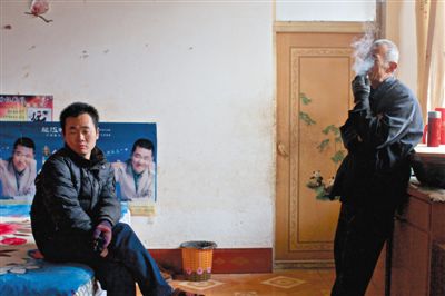 父親抽煙，兒子不語。逃跑的越南新娘，給袁迎賓父子帶來的是失落。新京報(bào)記者