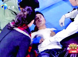天津衛(wèi)視一檔明星真人秀娛樂節(jié)目中，海南省武術(shù)協(xié)會副秘書長楊成章被打倒在地，表情痛苦。