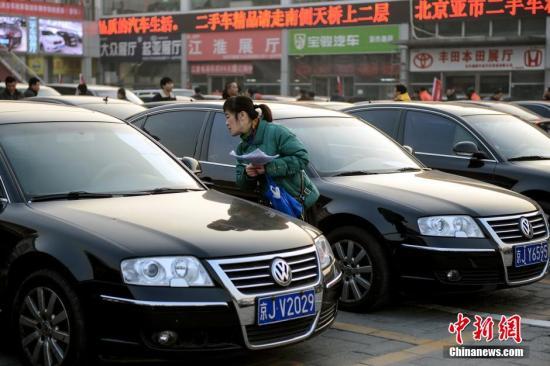 1月23日，北京亞運(yùn)村汽車交易市場(chǎng)中拓拍賣停車場(chǎng)上人頭攢動(dòng)。