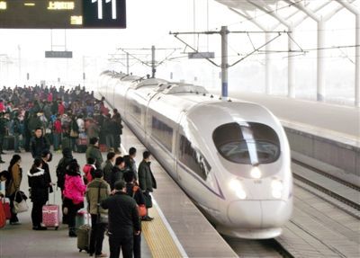 　2014年1月3日，江蘇徐州，旅客在等候乘坐京滬高鐵和諧號(hào)動(dòng)車組列車。圖/CFP