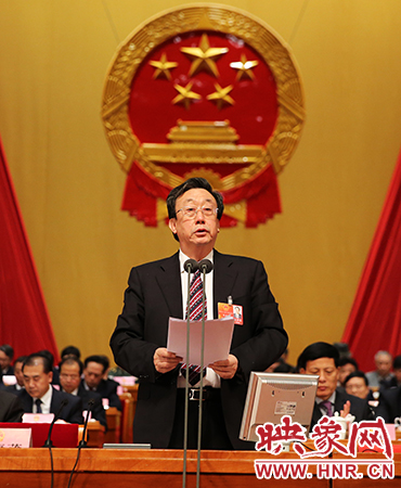 在表決通過各項決議后，省委書記、省人大常委會主任郭庚茂作出講話