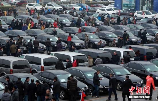 2015年1月25日，首批國(guó)家和中央機(jī)關(guān)取消的公務(wù)用車(chē)在北京亞運(yùn)村汽車(chē)交易市場(chǎng)拍賣(mài)。106輛公務(wù)用車(chē)