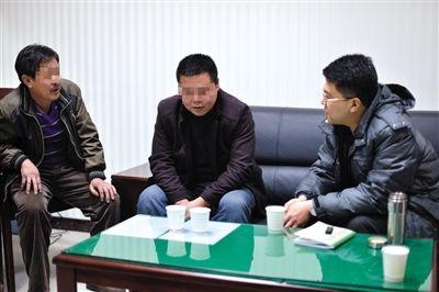 1月7日，陜西省榆林市，國家信訪局第五督查組成員王治鐸（右一）與兩名信訪人約談。 楊凱 攝