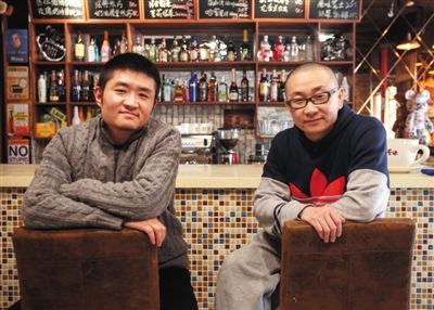 　14日，西安交通大學(xué)路66號(hào)公路咖啡館，苗阜（左）、王聲（右）兩位青年相聲演員今年將第一次登上春晚