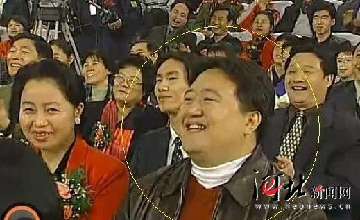 該名男子連續(xù)多年在春節(jié)晚會中出現(xiàn)，被網(wǎng)友稱為“十年最牛笑臉哥”。