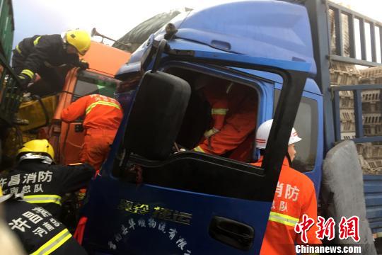 圖為21日，蘭南高速河南段21輛汽車發(fā)生連環(huán)相撞事故，消防人員對被困傷員進(jìn)行緊急救援?！」啤z