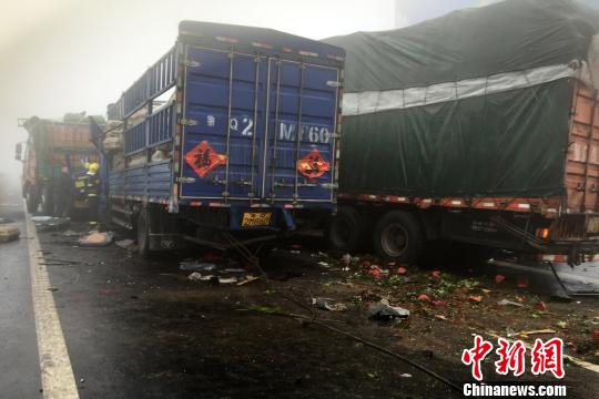 圖為21日，蘭南高速河南段車禍?zhǔn)鹿尸F(xiàn)場一片狼藉。　郭浩　攝