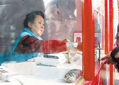 龍?zhí)稄R會售票員呂秀珍。新京報(bào)記者