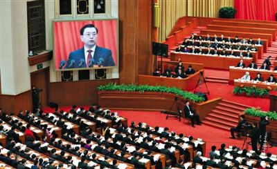 十二屆全國(guó)人大三次會(huì)議舉行第二次全體會(huì)議，全國(guó)人大常委會(huì)委員長(zhǎng)張德江作全國(guó)人大常委會(huì)工作報(bào)告。
