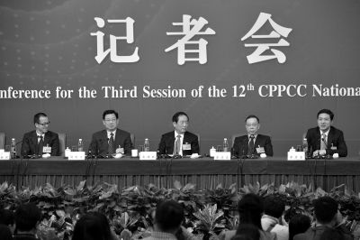 昨日，政協(xié)十二屆三次會(huì)議舉行記者會(huì)，五位嘉賓回答中外記者提問。京華時(shí)報(bào)記者王海欣攝