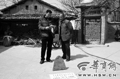 昨日，商洛市博物館工作人員（左）向李老漢講解最近出臺(tái)的《陜西省群眾保護(hù)文物獎(jiǎng)勵(lì)辦法》