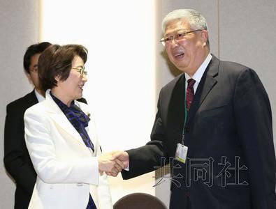 3月15日下午，日本防災擔當相山谷惠理子與中國民政部長李立國（右）會談。