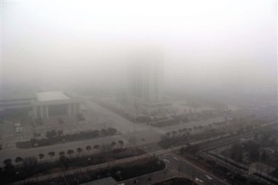昨日，連云港市贛榆區(qū)14層高樓上拍攝的大霧天氣。當(dāng)日，江蘇省多地出現(xiàn)大霧天氣。新華社發(fā)