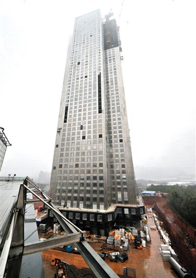 湖南遠(yuǎn)大可建公司采取模塊化建造技術(shù)建造的57層高樓施工現(xiàn)場(chǎng)。新華社發(fā)