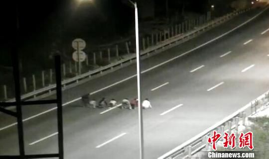孩子們將高速公路當成跑道賽跑?！【焦﹫D　攝
