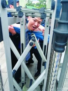 律師王甫在試圖跑進(jìn)衡陽(yáng)中院大門時(shí)被圍攻者阻止，西服和襯衣被撕爛。