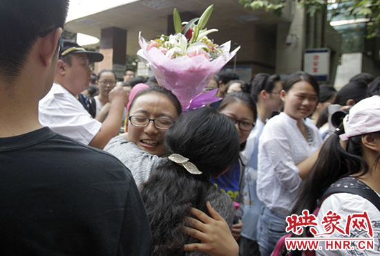 沖向你，給你一個(gè)深情的擁抱。