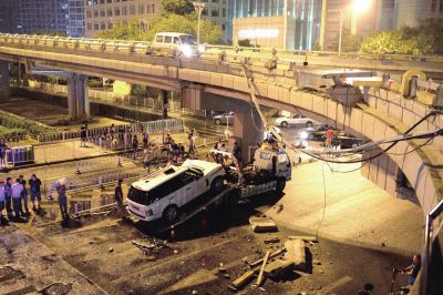 路虎車被扶正后，救援車將其拖離現(xiàn)場(chǎng)。