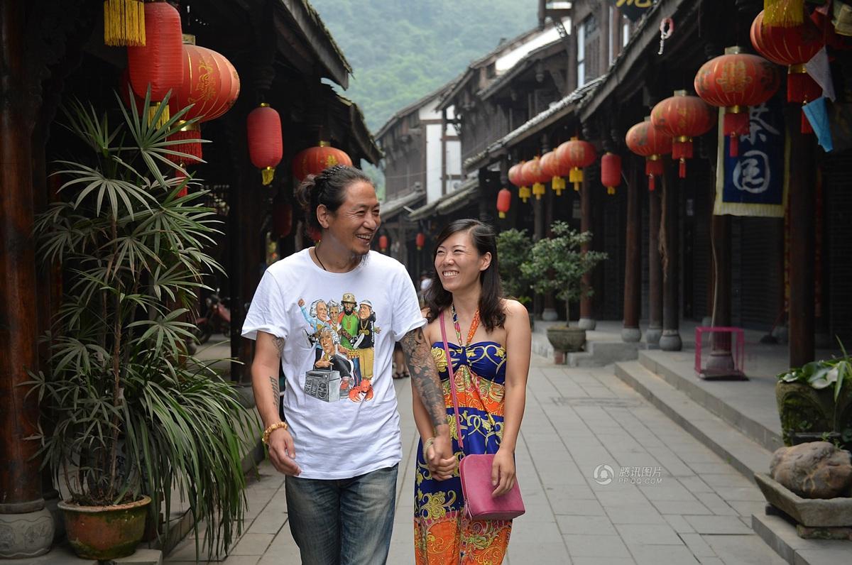 圖為7月20日，顧少強和老公于夫在成都街子古鎮(zhèn)，兩人剛于7月6日登記結(jié)婚。王勤/CFP