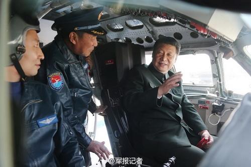 2015年2月16日，習近平登上戰(zhàn)機，坐進駕駛艙，了解裝備性能，體驗操作使用。
