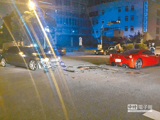 圖為車號8889的法拉利（右）和車號9888的賓利車（左）發(fā)生擦撞，法拉利車身嚴重損毀。