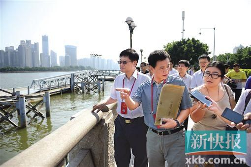 人大代表們在珠江邊現(xiàn)場調(diào)研。