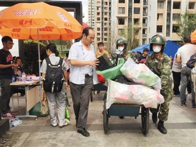 9月8日，天津濱海海港城小區(qū)，武警幫助居民搬東西。