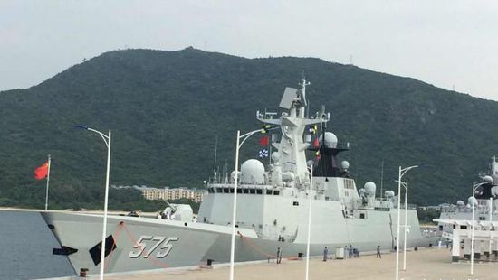中國海軍艦艇編隊12日上午從三亞起航，參加“和平友誼-2015”中馬兩軍首次實兵聯(lián)演。