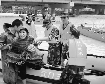 5日，廣東江門(mén)市邊防官兵解救被洪水圍困的群眾。 廖 鍵攝（人民視覺(jué)）