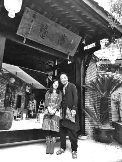 顧少強(qiáng)和丈夫在自己的客棧前合影,作為結(jié)婚照。照片由受訪者提供