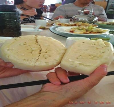 在參加山西游行程中，體驗員發(fā)現(xiàn)團餐中的饅頭已經(jīng)發(fā)霉。視頻截圖