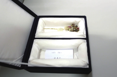 存放于匣內(nèi)的金簪華美依舊。