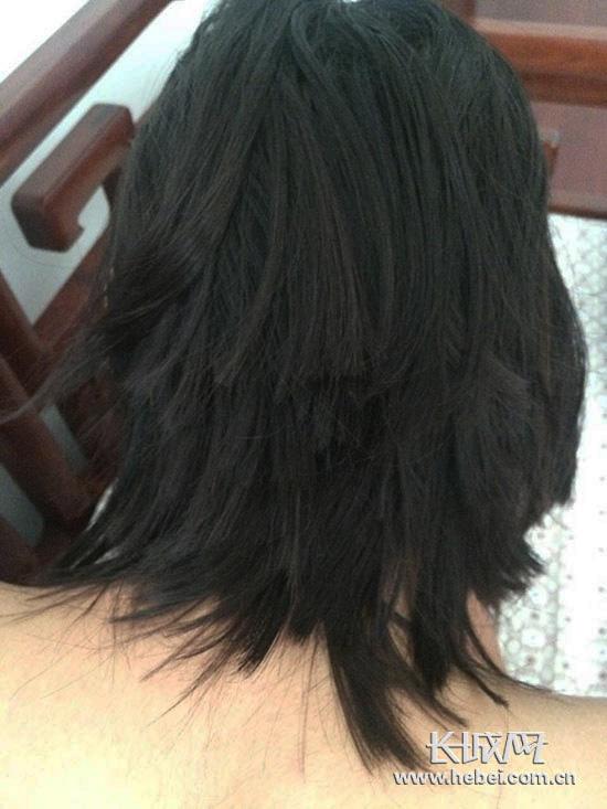 唐山市第六十二中學(xué)高一女生王某被老師剪得七零八碎的頭發(fā)。學(xué)生家長(zhǎng)陳女士/供圖
