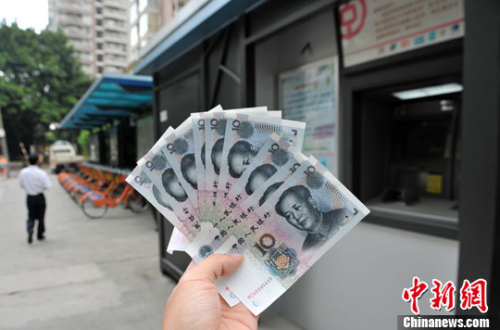 “如果是千元左右的跨行轉(zhuǎn)賬，都會先充值到支付寶，然后再轉(zhuǎn)到相應銀行賬戶中”，肩負3000多元月供的北京白領小李告訴中新網(wǎng)記者，這樣操作起來方便、省時，還免去下載好幾個銀行客戶端的麻煩。