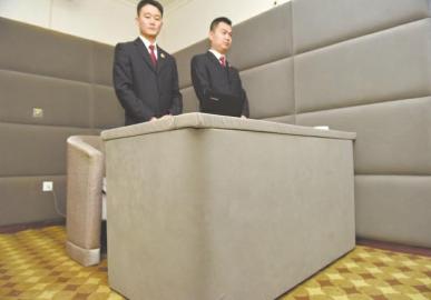 審訊室、居住室內(nèi)的桌椅板凳都進(jìn)行了軟包。