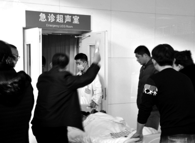 在寧夏醫(yī)科大學(xué)總醫(yī)院，一名傷者被緊急送往超聲室檢查。