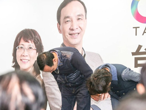 國民黨明天下午將召開臨時中常會，決定由誰擔(dān)任代理主席。圖為朱立倫與王如玄上午到競選總部，向支持自己競選的志工們一一致意，感謝他們的陪伴。圖片來源：臺灣《聯(lián)合報》